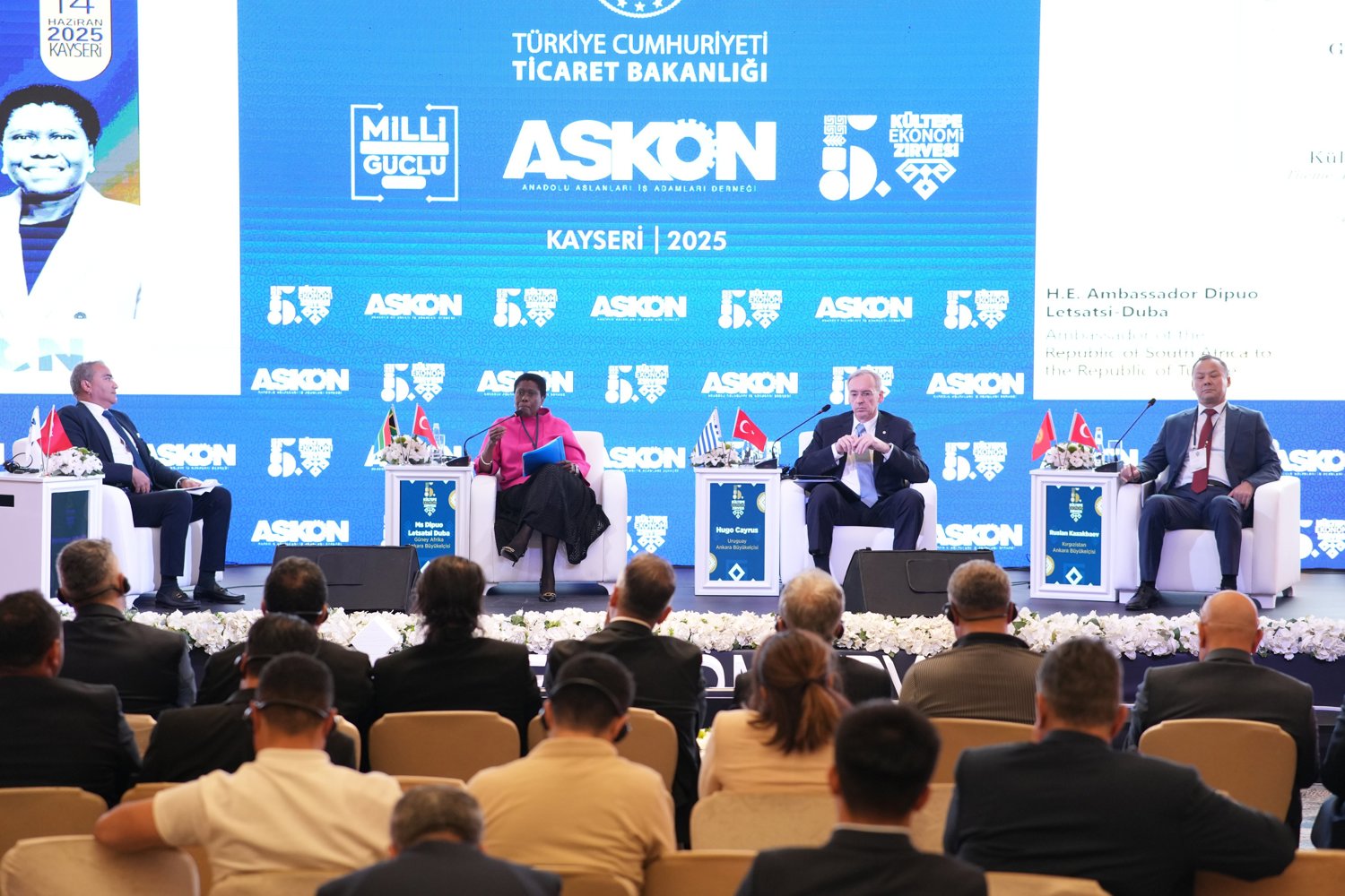 Zirve’de Büyükelçiler Yer Aldı